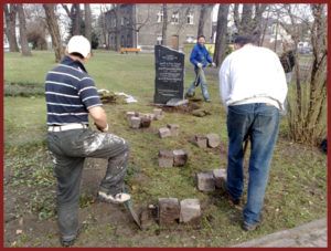 Pomoc przy sadzaniu tablicy pamiątkowej z okazji 70 rocznicy zbrodni katyńskiej, budowa ścieżki.