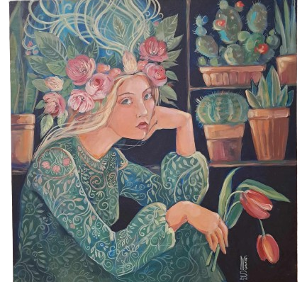 Obraz pt. "Melancholia" przedstawia siedzącą młodą kobietę z blind włosami, w które wplecione są kwiaty, tworzące rodzaj korony. Ujęta jest z półprofilu prawego. Twarz opiera na lewej dłoni, w prawej trzyma dwa tulipany. Ubrana w sukienkę w kolorze zielonym w roślinny wzór. W tle półki z doniczkami z kwiatami. Tło czarne. W dole z prawej strony sygnatura autorki: NS art 2023. Chrzanów, 2023 r.
